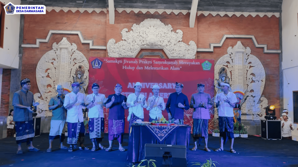 PERBEKEL DARMASABA MENGHADIRI ACARA HUT ST. SRI AMERTHA BR. BUCU